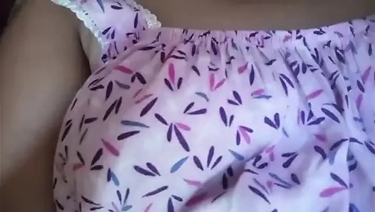 Hintli anne büyük titrek göğüsler