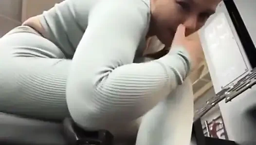 Spor salonunda antrenman yaparken çılgın fışkırtma