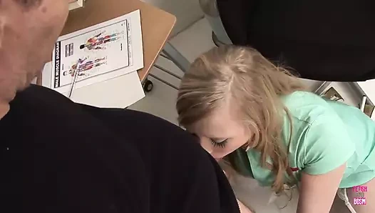 Düzenli kontrol sigara içen ateşli sarışın doktorla tutkulu bir domaltmalı sikiş seansına dönüşüyor