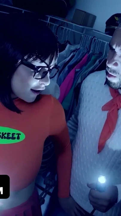 Jinkies! Velma ve Fred ürkütücü bir evde bir gizemi çözmek istiyor ama onun yerine sikişiyorlar | Klip 2