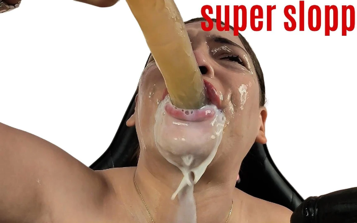 Yoğun Deepthroat Sloppy Sahnesinde Platformdaki En İyi Göğüsler