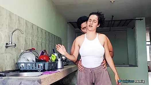 O yemek yaparken üvey kız kardeşimi mutfakta sikiyorum