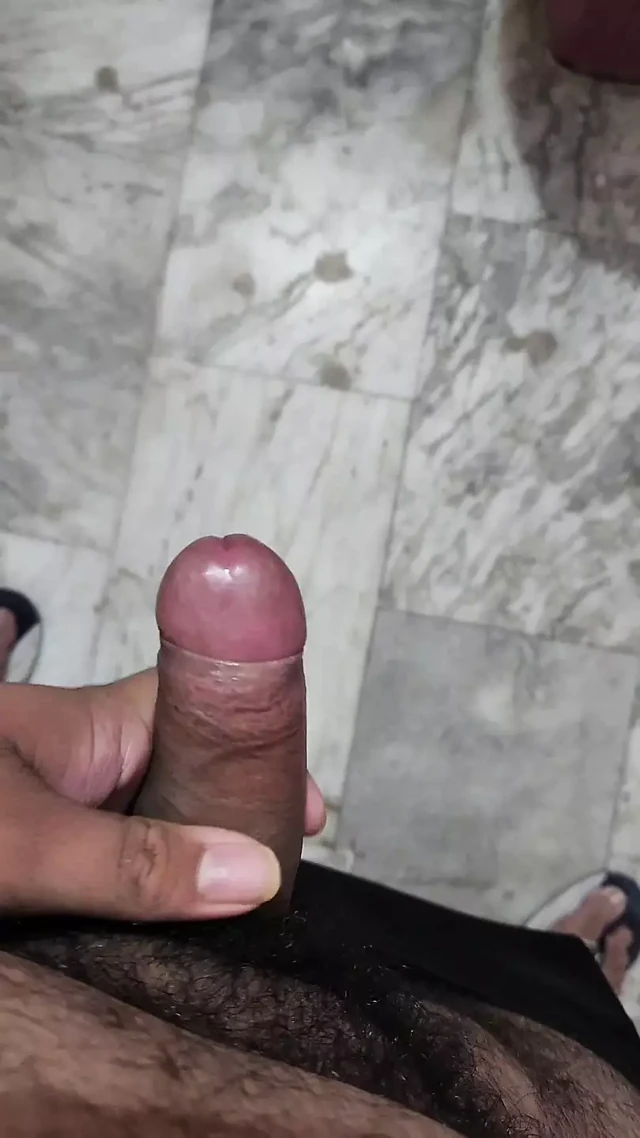 Hintli çocuk büyük yarağını sıvazlıyor ve eğleniyor