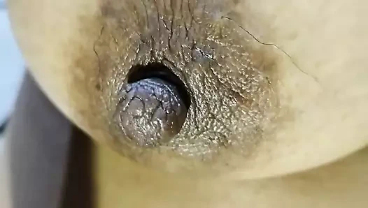 Hintli kadın fore ateşli amcığını oynuyor, memeler nippal seks oyuncağı