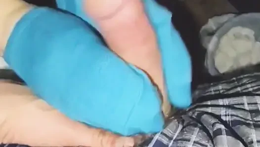 Seksi mavi ayak bileği çoraplı elle muamele çorapla sikiliyor