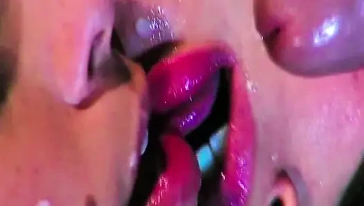 Yatakta yatıyor ve her iki azgın kadın da gelip sikilmek istiyor