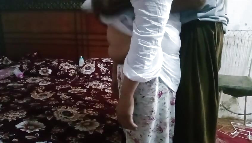 Hintli ateşli hizmetçi boyfreind ile anal sikişiyor