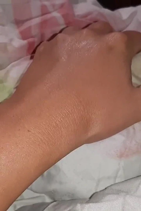 Battaniyenin altına baktım ve komşum amcığını yalıyor ve kız arkadaşım izliyor ve mastürbasyon yapıyor, sürpriz üçlü seks