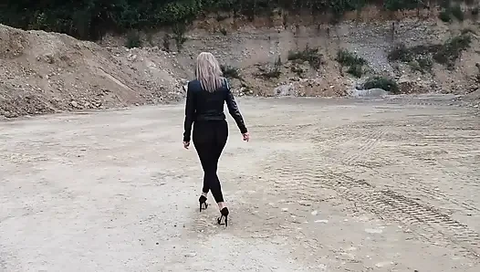 Büyükanne, Dar Taytlar Ve Yüksek Topuklu Ayakkabılarla Çakıl Çukurunda Dolaşıyor!