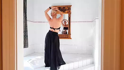 Selena'nın erotik pozu ve topuklu seks oyunları