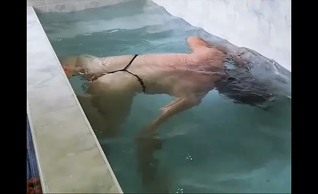 Bandar sissy süper esnek rüya su altında kıçına bir yarak