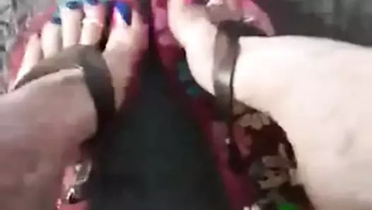 Genç bir hatunun seksi ayakları