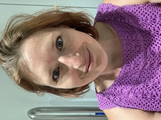 Parmakla yemek ve herkesin içinde parmaklama - heathrow havaalanının önünde oturdu yemek yiyor ve fasulyemi titreştiriyor