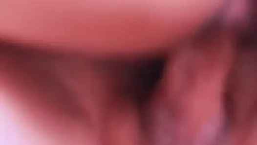 Kontrolünü kaybedene kadar çılgınca sert yarağının üzerinde zıplıyor.