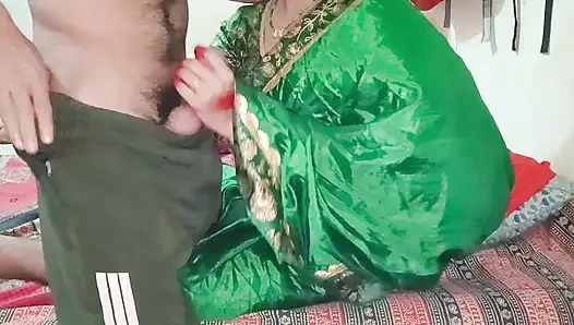Xxx Indian desi Beautifully Dolly singh bhabhi Ko Devar ne diwali ke din pela Hara sari me