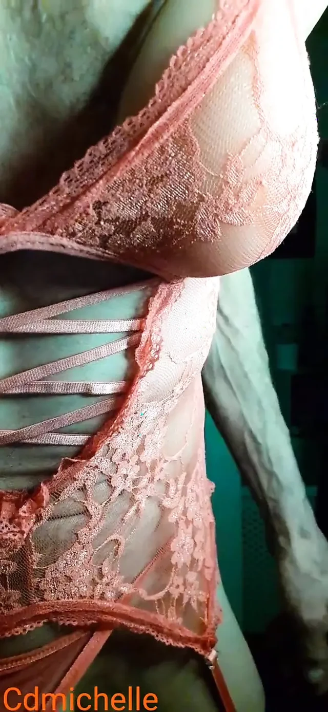 Cdmichelle birçok farklı şeyde travesti yapmayı seviyor
