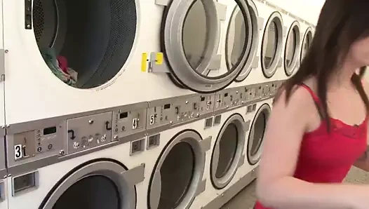 Başka birinin külotunu çalıyor....