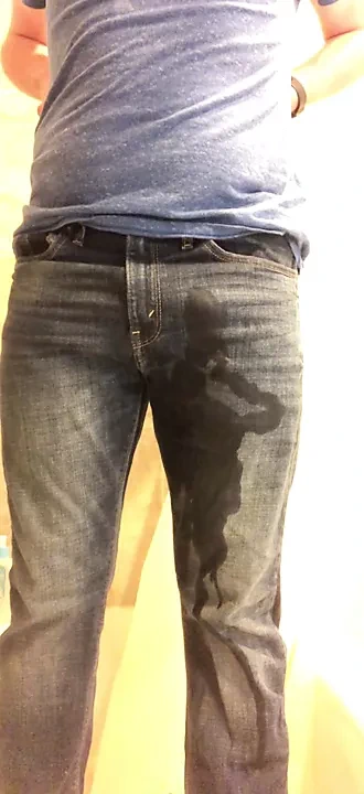 Femboy kot pantolonun içine işemeye çalışıyor