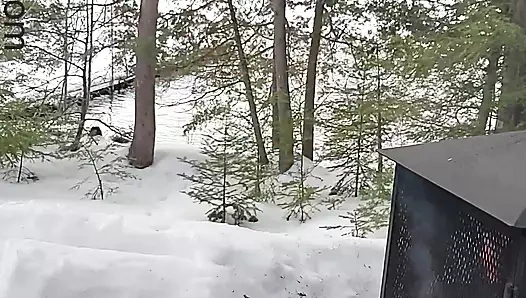 Havalı yaramaz öğretmen açık havada soğutucuda oyuncağına biniyor