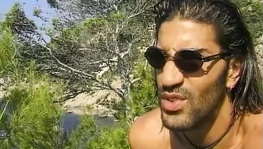 Küçük memeli Alman piliç kıllı amcığını vahşi bir sikiciye veriyor