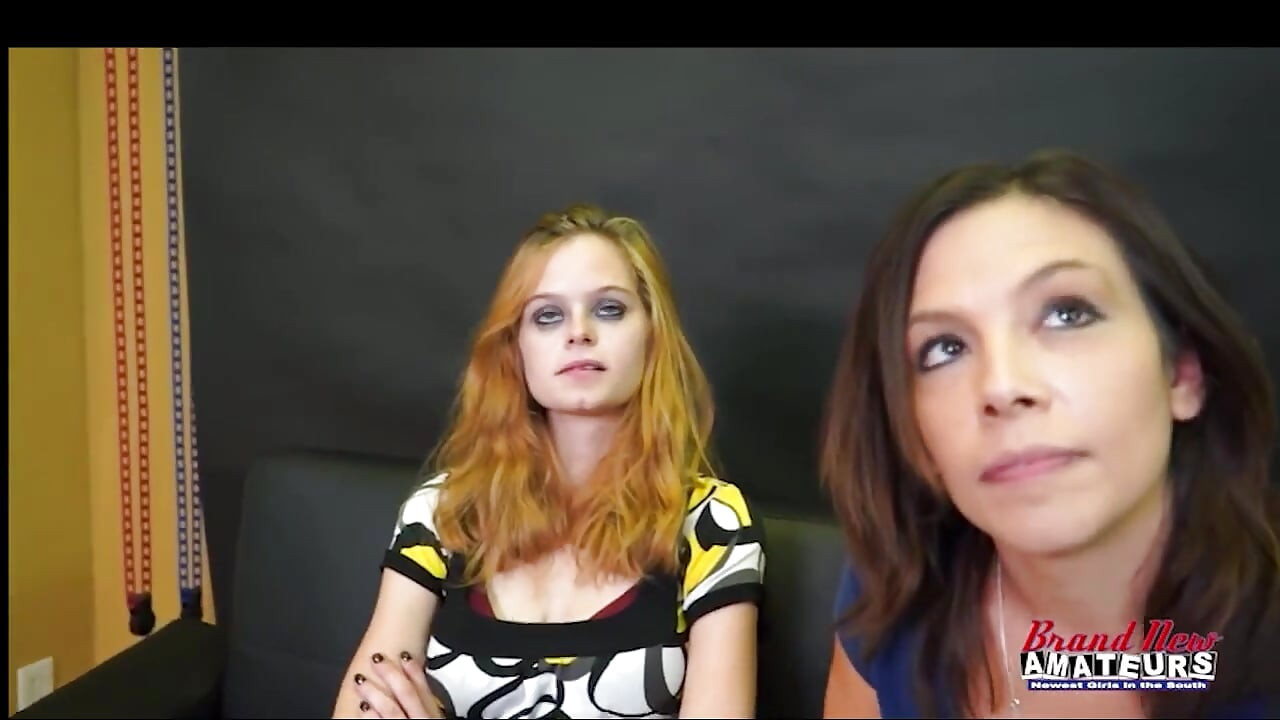Sarışın piper ve esmer Jamie Litton minik üniversiteli lezbiyen yalama eğlencesi!