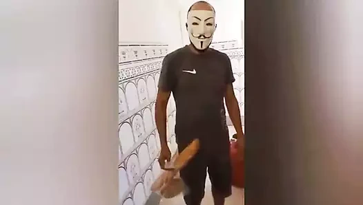 Bir kez daha azgın kızın küçük deliği tamamen tükenene kadar derinden sikiliyor çok sert seks topları derin