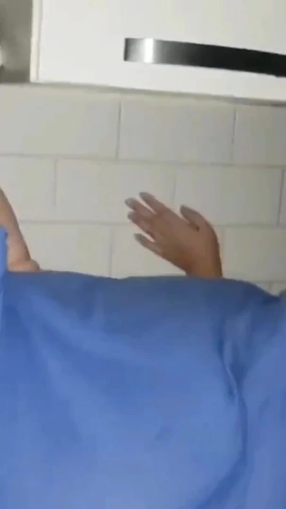 Большой черный член трахает пальцами мои жестко и глубоко на вершине кухонной стойки со сквиртующими оргазмами