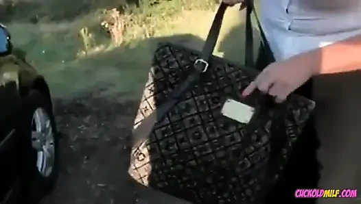 Aldatılan orta yaşlı seksi kadın açık havada grup seks yapıyor