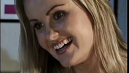 Azgın kızlar amcık yiyor ve seks oyuncaklarıyla oynuyor