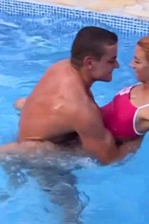 Harika kızıl bebek havuz başında erkek arkadaşının yarağını memnun ediyor