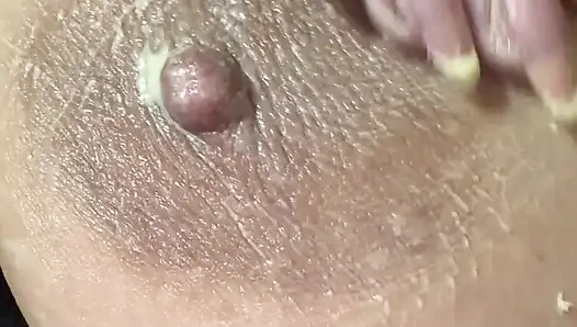 Ateşli seksi sarışın büyük meme ucunu kremle dolduruyor