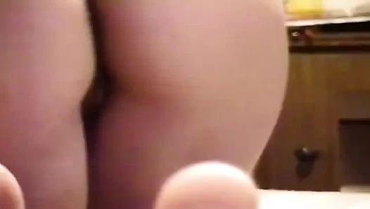 Latin kadın üvey oğluna mastürbasyon yapıp boşalması için önce gösteriş yapıyor