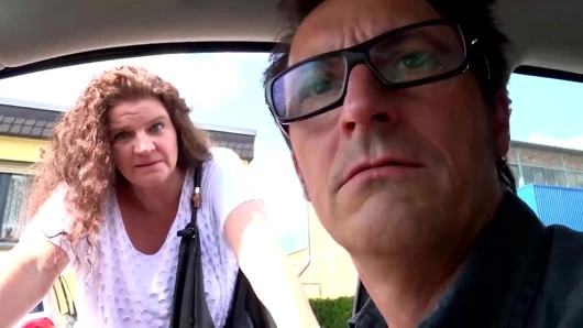 Doğal büyük memeli tombul orta yaşlı seksi kadın sikişiyor