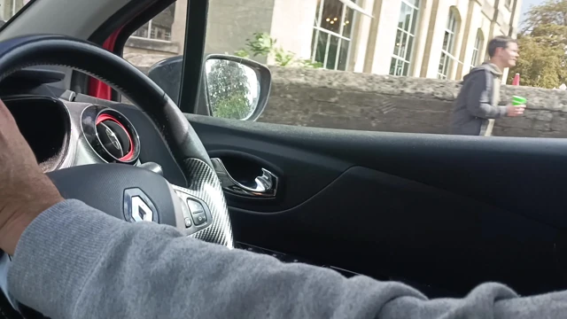 Seksi dilf taksi şoförü büyük sünnetsiz yarak mastürbasyon yapıyor ve boşalıyor - rockard daddy
