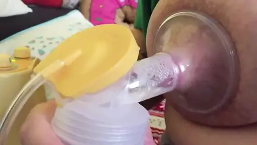 Die Sklavenkuh wird gemolken