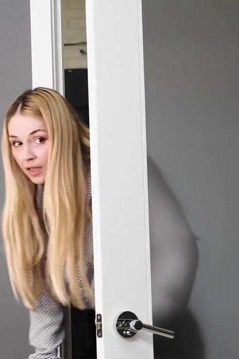 Üvey annenin kızı - orta yaşlı seksi kadın sarah vandella yaramaz üvey kızlar Emma Starletto ve Lily Larimar'a şaplak atıyor