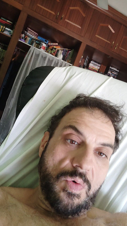 Güzel yarağımla oynuyorum