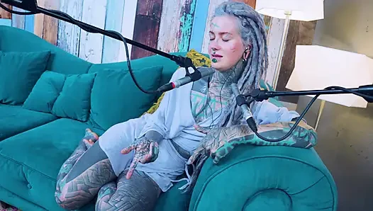 Z hakkında konuşuyorum - zeal - asmr podcast sfw konuşuyor gotik sıska kız dreadlocks dövmeli model dövmeli kız