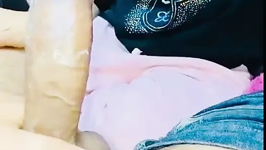 Genç kız dondurmayla yarak emiyor