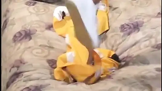 Черный ебарь трахает аккуратную бритую пизду горячей чирлидерши