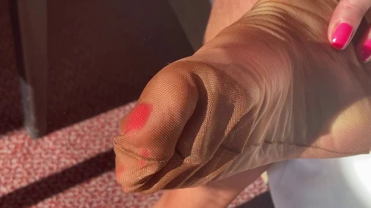 Beyaz kuşaklı ve rht çoraplı bayan olgun ayaklar