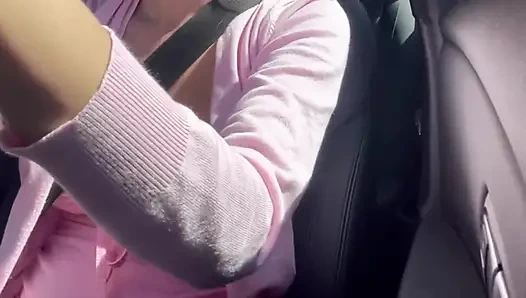 Arabada göğüslerimi gösteriyorum