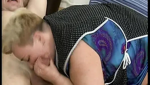 Büyük memeli Alman genç erkek avcısı yatak odasında yarağa biniyor