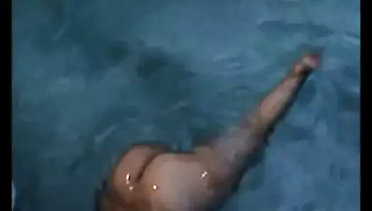 Koca popolu milfs havuzda yüzüyor