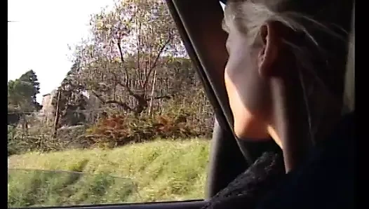 Sarışın güzel nikki anderson garip gizemli ayini sırasında özel misafir olarak davet edildi