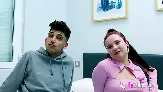 Kızıl saçlı genç Inna Black sert sikişmeden önce alışverişe çıkıyor!