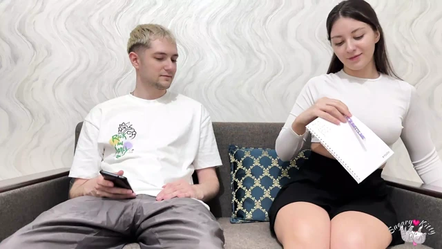 Üvey kız kardeş okuldan eve geldi ve üvey erkek kardeşinden ev ödevi için yardım etmesini istedi ama bunun için elle muamele istiyor!!