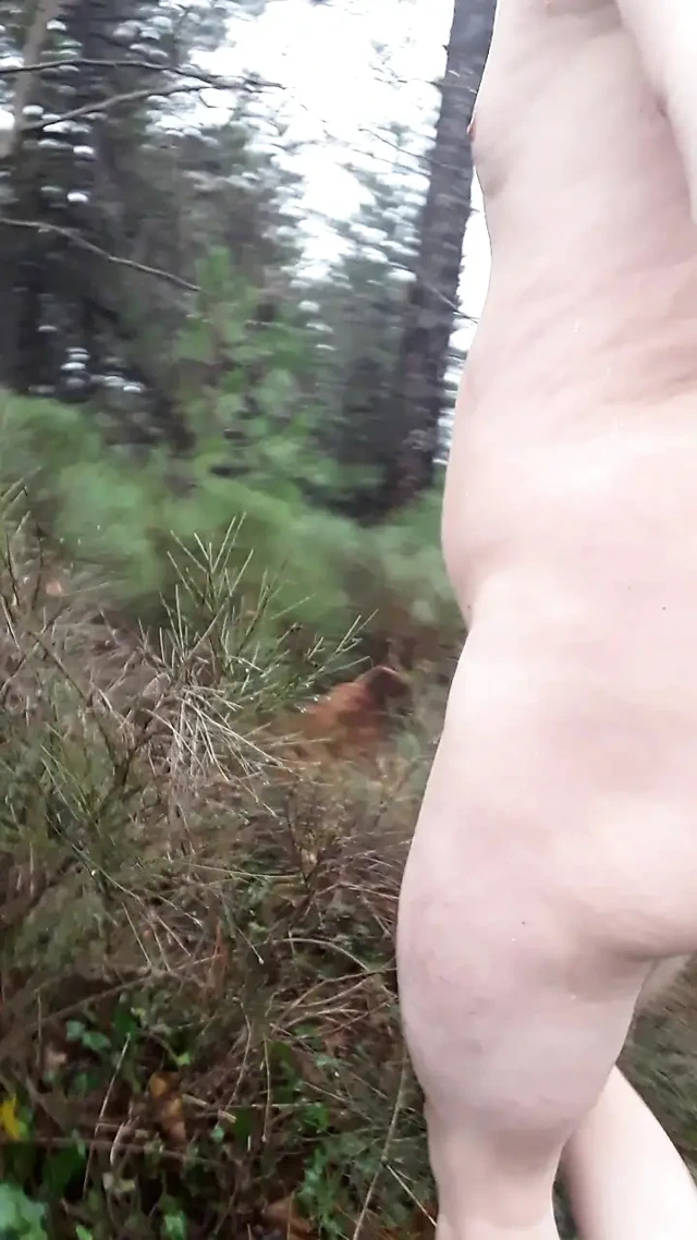 Soğuk yağmurda çıplak