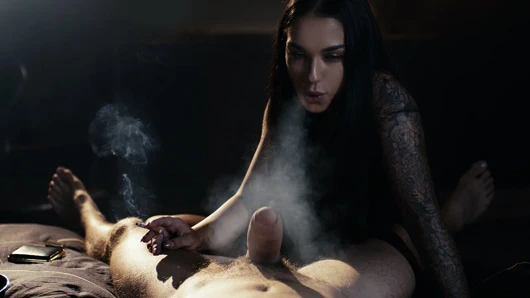 Sigara içme fetişi - seksi latin sigara içerken büyük sert yarağa binmeden önce dumanlı sakso çekiyor