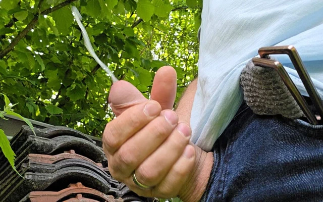 Dışarıda şişman penisimle oynuyorum ve fışkırtıyorum